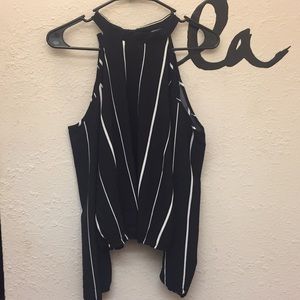 Cold shoulder black&white top